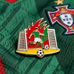 Muss feurige Fußball brosche greifen, das ultimative Fan-Zubehör - Product Image 3