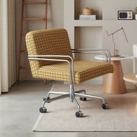 Chaise d'ordinateur - une chaise de bureau confortable pour la maison, adaptée aux longues sessions de travail. Il peut être relevé et orienté