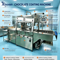 Automatische machine voor het coaten van eiwitrepen met chocolade, inclusief warmhoudtank en koeltunnel voor de productie in een snackfabriek