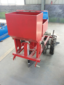 Planteuse de pommes de terre tractée par un tracteur, adaptée aux tracteurs de moyenne puissance, pour <span class=keywords><strong>le</strong></span> creusement de fossés, <span class=keywords><strong>le</strong></span> semis et la fertilisation des cultures tubulaires comme les pommes de terre. - Product Image 4