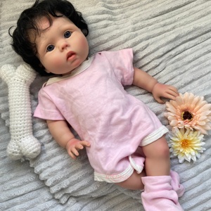 Muñeca Bebé Reborn <span class=keywords><strong>de</strong></span> Silicona, Regordeta y Adorable, con Manos Negras Injertadas, 18 Pulgadas, 46 cm, Muñeca Bebé <span class=keywords><strong>de</strong></span> Silicona que Brinda Comodidad Emocional - Product Image 1