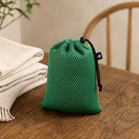 Sacs de plage en maille épaisse imprimés avec logo personnalisé pochettes réutilisables en polyester avec cordon de serrage sac d'épicerie en maille souple emballage textile