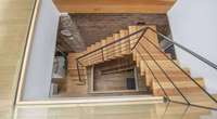 Escalier flottant sur mesure en bois massif pour villa, duplex, loft, style moderne, luxe léger, avec rampe en verre et marches en pierre frittée