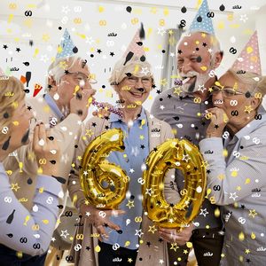 3000 Pezzi di Coriandoli per <span class=keywords><strong>Compleanno</strong></span> Numero 60, Coriandoli Glitterati per <span class=keywords><strong>Torta</strong></span> di <span class=keywords><strong>Compleanno</strong></span>, Coriandoli da Tavola, Decorazioni per Feste in Nero, Oro <span class=keywords><strong>e</strong></span> Argento - Product Image 6