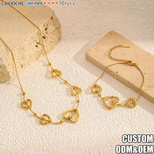 CAIOOCHE Ensemble de bijoux <span class=keywords><strong>pour</strong></span> femme <span class=keywords><strong>en</strong></span> acier inoxydable plaqué or 18 carats, comprenant un bracelet et un collier avec pendentif cœur ajouré poli miroir - Product Image 1
