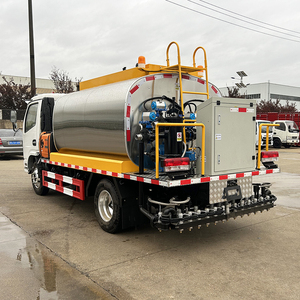 XONGFENG Captain 6000L Asphalt <b>Bitumen</b> Distributor Truck With Large Volume Pump System White Color - Product Image 2