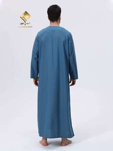 Vêtements de prière pour hommes musulmans, style ethnique minimaliste et tendance, avec un nouveau design et un look moderne. - Product Image 5