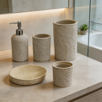 Ensemble d'accessoires de salle de bain beige avec poubelle, distributeur de savon, porte-savon, brosse de toilette, porte-brosse à dents