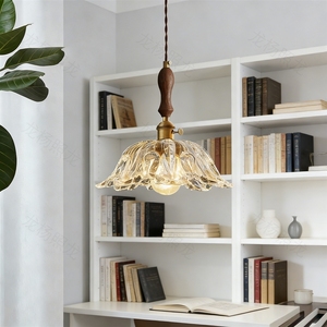 Lámpara colgante de latón de estilo retro francés, mostrador de bar de restaurante de madera de nogal, flor de cristal transparente junto a la cama del hogar. - Product Image 1