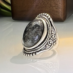 Anello Etnico Vintage Intagliato da Donna, Anello Statement Stile Retrò, Accessorio per Dito dal Design Audace - Product Image 3