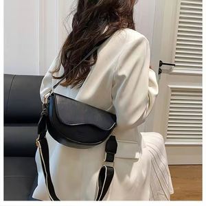 Bolso bandolera estructurado azul oscuro con cadena para mujer, de PU, venta al por mayor, moderno, ligero y bonito para chicas. - Product Image 6
