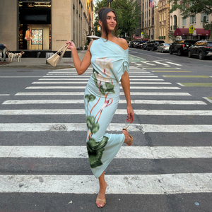 Robe longue moulante élégante et flatteuse à imprimé floral, col asymétrique, style vacances, coupe ajustée et sexy - Product Image 1