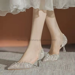 รองเท้าส้นสูงสีเงินประดับมุกคริสตัลวิบวับสำหรับเจ้าสาว - Product Image 5