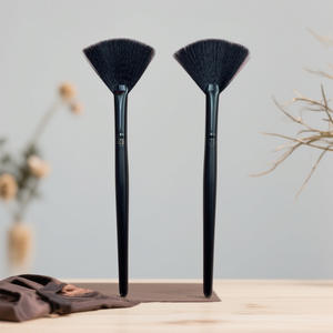 Brocha <span class=keywords><strong>de</strong></span> <span class=keywords><strong>Maquillaje</strong></span> Profesional en Forma <span class=keywords><strong>de</strong></span> Abanico Curvo Pequeño, Color Negro, con Fibra Artificial y Mango <span class=keywords><strong>de</strong></span> Madera - Product Image 1