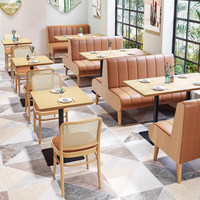 Ensemble de salle à manger moderne en bois et rotin tressé, table et chaises durables et écologiques, sièges pour restaurant, café, ou stand.