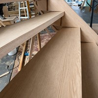 Escalier en colimaçon courbé sur mesure pour villa haut de gamme avec marches en bois massif et rampes en métal