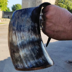 Mug en corne à boire artisanal de qualité supérieure, personnalisé, antique, sculpté à la main, en corne naturelle, style viking, gobelet incurvé en provenance d'Inde - Product Image 1