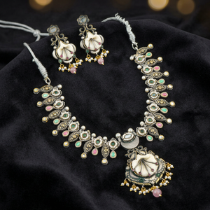 Nouveauté Parure de bijoux en argent oxydé de qualité supérieure Boucles d'oreilles, colliers et bracelets élégants pour les mariages et les fêtes - Product Image 1