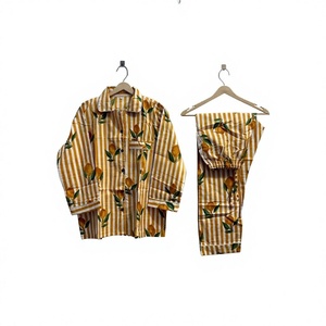Conjunto de Pijama para Mujer con Estampado de Limones Amarillos, Manga Larga, Cierre de Botones, 100% Algodón Orgánico, Suave, Transpirable y de Secado Rápido - Product Image 2