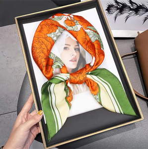 Écharpes carrées élégantes pour femmes fabriquées par le fabricant, 70 cm/27 pouces, imprimé numérique design, marque de luxe personnalisée, attaches pour cheveux en soie - Product Image 1
