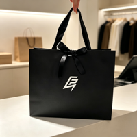 Sac cadeau de luxe noir personnalisé avec ruban en satin et logo imprimé, sac fourre-tout en papier pour boutique de vêtements, emballage de vente au détail