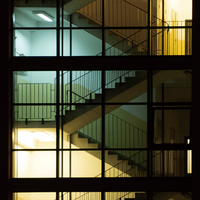 Escalier en colimaçon durable en acier pour terrasse extérieure avec balustres de sécurité