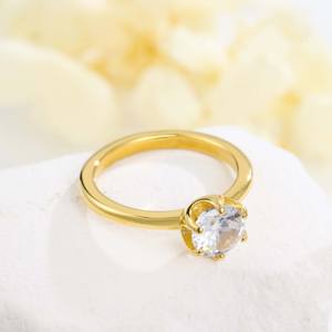 Bague en Acier Inoxydable Plaqué Or 18K et Argent Bicolore avec Zircon Rond à Six Griffes - Bijou Classique de Luxe Léger pour le Quotidien - Product Image 2