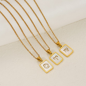 Commercio all'ingrosso 304 in acciaio inox 18K oro 26 <span class=keywords><strong>lettere</strong></span> rotondo bianco guscio di moda gioielli lettera ciondolo collane per le donne - Product Image 2