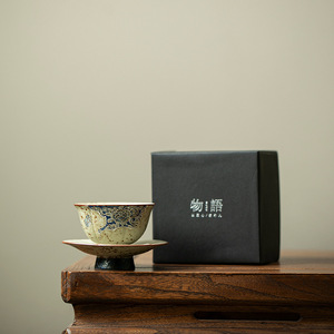 Taza de té retro azul y blanca con diseño de peonía y posavasos, taza de cerámica personal individual para té de la tarde - Product Image 1
