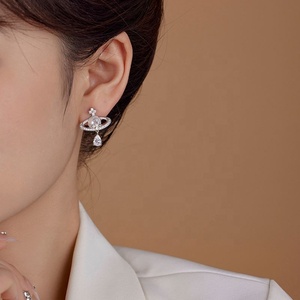 Boucles d'oreilles clous en perles trèfle à quatre feuilles simples et polyvalentes pour femmes, personnalisables avec un détail en pompon et en zircon - Product Image 3