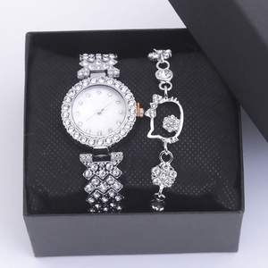 Set di Orologio e Bracciale di Lusso da Donna, Orologi <span class=keywords><strong>al</strong></span> Quarzo in Lega con Cristalli e Gioielli a Forma di <span class=keywords><strong>Gatto</strong></span> con Fiocco per Vendita all'Ingrosso B2B - Product Image 1