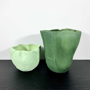 Juego de Jarrones Modernos de Cerámica y Porcelana, Diseño Irregular de Flores Verdes para Decoración del Hogar, Jarrones Mate y Esmaltados para Uso en Patio - Product Image 1