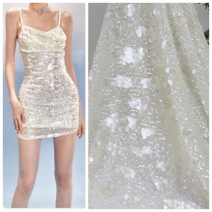 Tela bordada de lentejuelas elásticas de encaje hecho a mano LH de buena calidad con lentejuelas grandes brillantes para vestidos de fiesta de noche de mujer - Product Image 1