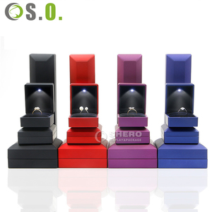 Caja de Joyería de Piel Sintética con Doble Apertura y Logotipo Personalizado al por Mayor en Verde, Rojo y Dorado para Anillos, Colgantes, Pulseras, Brazaletes y Collares - Product Image 6