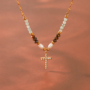 Collar de Perlas de Agua Dulce con Cruz, Estilo Europeo Americano, Moderno y Versátil, Cadena para Clavícula, Acero Inoxidable, Chapado en Oro - Product Image 1