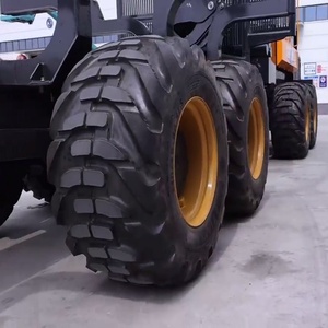 Remorque à bois robuste et efficace de 242 kW avec grue et pneus tout-terrain robustes - Product Image 3