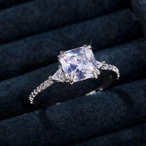 Anello di fidanzamento da donna in oro bianco naturale con diamante taglio smeraldo F952 e diamanti laterali colore D - Product Image 2