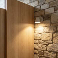 Panneau de séparation WC en HPL à grain de bois naturel élégant, texture originale, pour hôtels et salles de bain