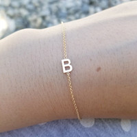 Dainty acier inoxydable femmes bijoux de mode femmes A-Z initiales breloque lien chaîne 18k plaqué or lettre bracelet à breloques