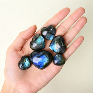 Piedra de Labradorita Pulida en Forma de Corazón, Cristal con Destello Azul, para Sanación, Venta al Por Mayor - Product Image 1