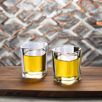 Vente en gros de 60ml de verre à liqueur carré Mini gobelet en cristal sans plomb verres à liqueur personnalisables fournisseur de Shunstone