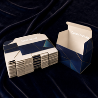 Boîte pliante rectangulaire plate bleu marine personnalisée avec impression géométrique dorée et couvercle blanc, emballage cadeau pour articles de bar CMYK