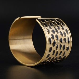 Brazaletes de Oro de Diseño, Brazaletes Artificiales con Detalles, Joyería de Acero Inoxidable de Alta Calidad de Fábrica - Product Image 2