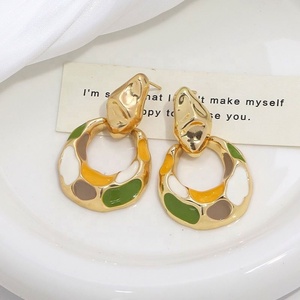 ต่างหูผู้หญิงสไตล์ยุโรป-อเมริกัน ย้อนยุค หรูหราเบาๆ ระดับไฮเอนด์ ดีไซน์เรขาคณิต ลงสีแบบหยดน้ำ วัสดุอัลลอย - Product Image 4