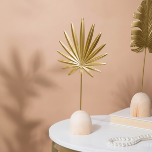 Statue de feuille d'éventail de palmier doré; Décor de fronde tropicale en métal; Base ronde en bois; disponible aux prix de gros. - Product Image 1