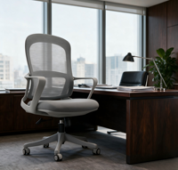 Chaise de bureau ergonomique en maille grise, pivotante et réglable, avec accoudoirs fixes