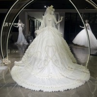 Robe de mariée personnalisable de luxe moderne en satin ivoire, sans bretelles, faite à la main, avec dentelle tridimensionnelle, broderie traînante et perles