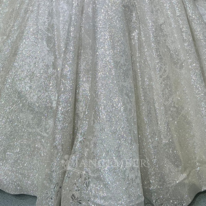 Robes de mariée modernes et élégantes, coupe princesse, personnalisées, imprimé floral, décolleté cœur, traîne chapelle, longueur ras du sol, ornées de sequins et de perles - Product Image 5