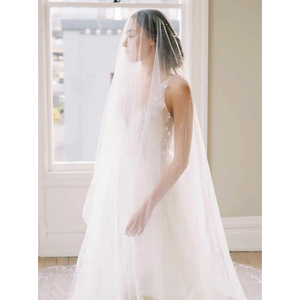 Un impresionante velo de longitud Catedral hecho de tul suave, adornado con intrincados adornos de encaje y diseñado con un cómodo peine. - Product Image 5