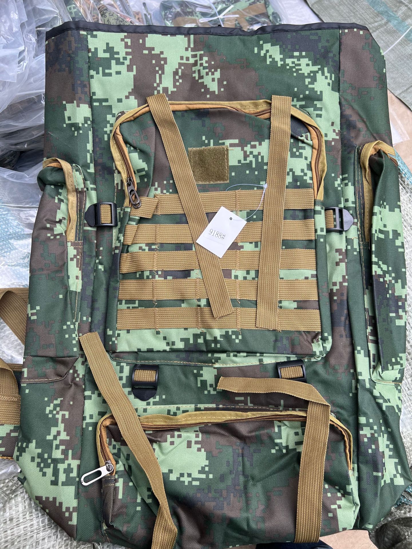 Imagen real de camuflaje verde oscuro.